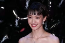 剛力彩芽、大胆に肩と胸元を出した黒ドレス姿を披露