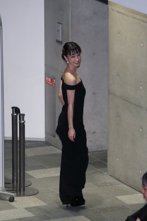後ろを振り返る剛力彩芽