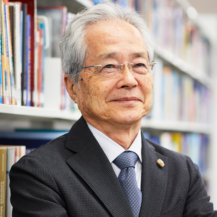 医学博士で東京有明医療大学学長の本間生夫さんが呼吸筋ストレッチを解説
