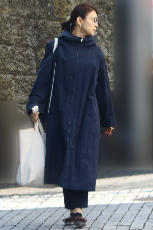 ロングコートを着ても足取りは軽やかに
