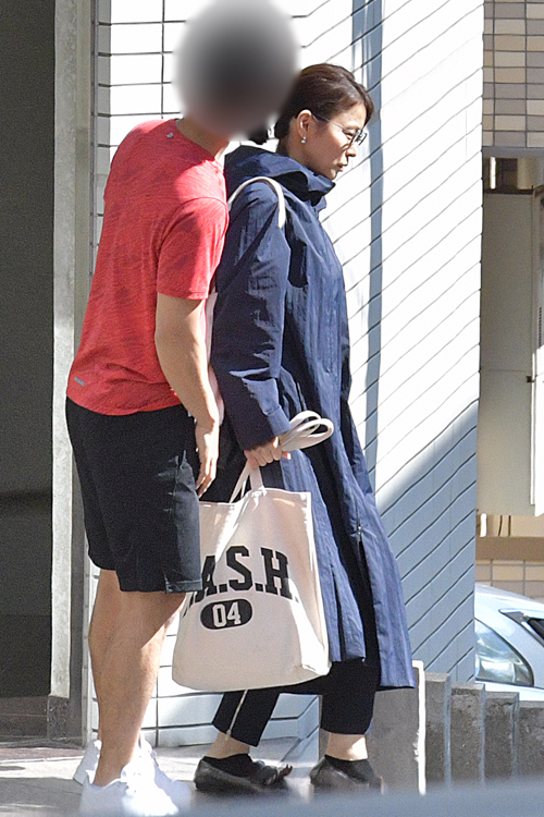 男性にエスコートされ出てきた石田ゆり子