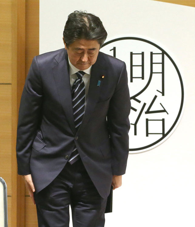 首相でも頭が上がらない人はいる？（時事通信フォト）