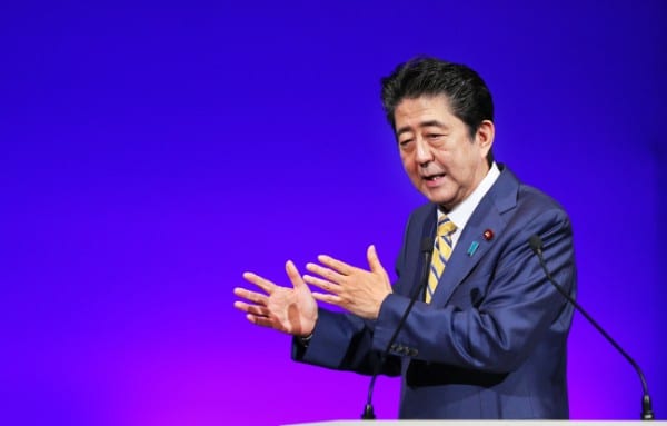 改元に向けて野心をのぞかせる安倍首相（時事通信フォト）