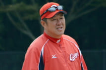 佐々岡・投手コーチ(時事通信フォト)