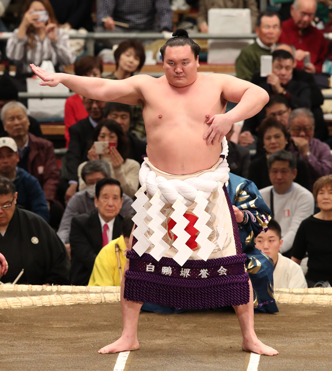 重大な岐路に立つ白鵬（時事通信フォト）