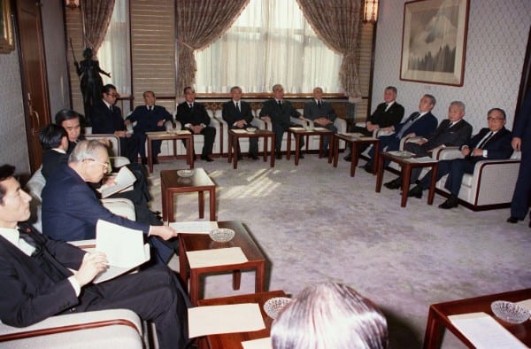 「平成」を決めた1989年1月7日の閣議（時事通信フォト）
