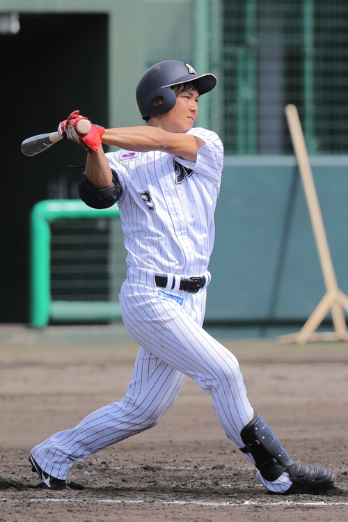 シート打撃の打席に立つロッテのドラフト１位の藤原恭大（時事通信フォト）