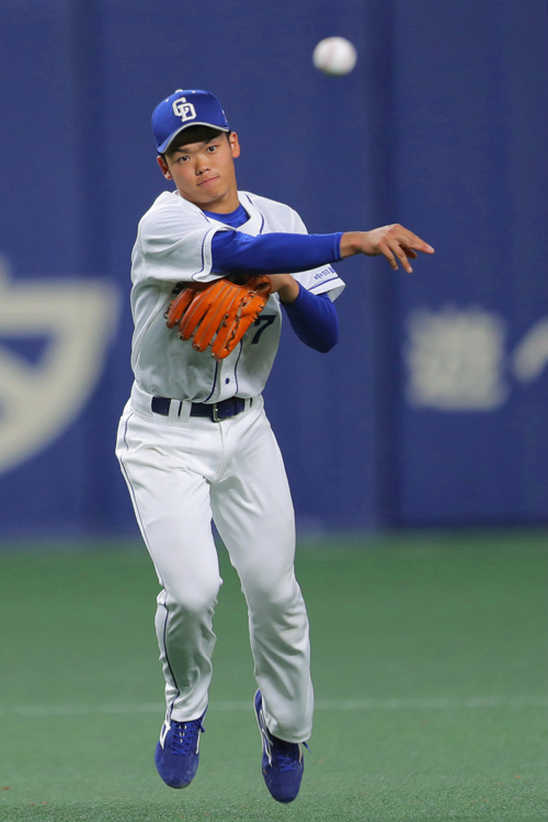 阪神戦内野ゴロをさばく根尾（時事通信フォト）