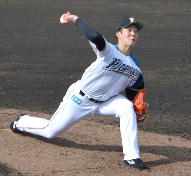 イースタン・リーグのヤクルト戦で投球する日本ハムの吉田（時事通信フォト）