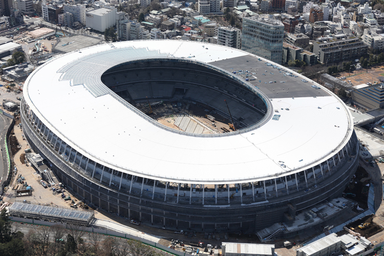 建設工事が進む新国立競技場（時事通信フォト）