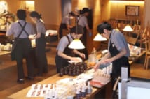 不適切動画問題を受け休業した大戸屋で、清掃する従業員(時事通信フォト)