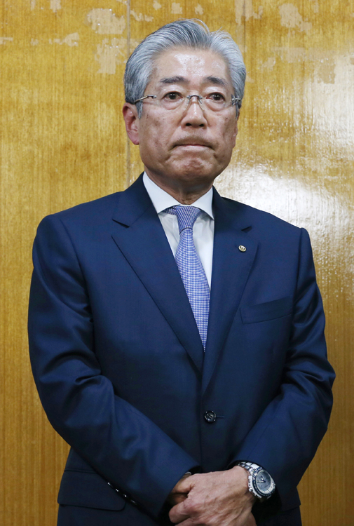 記者の質問に厳しい表情を見せる竹田恒和会長（時事通信フォト）