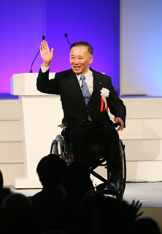 自民党大会の「スペシャルスピーチ」として登壇し、手を振る谷垣禎一前幹事長（時事通信フォト）