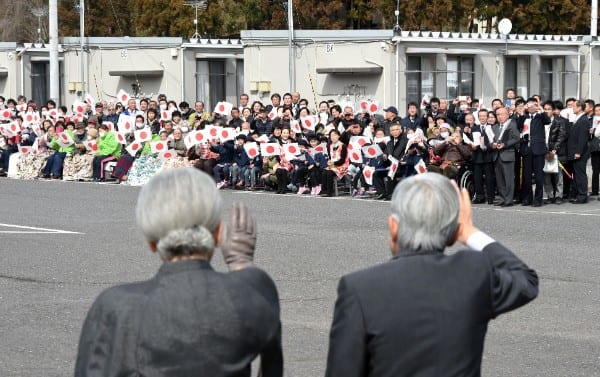 原発事故で避難生活を送る福島県葛尾村の臨時役場を訪れた両陛下（時事通信フォト）