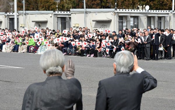 避難生活を送る福島県葛尾村の臨時役場を訪問（時事通信フォト）