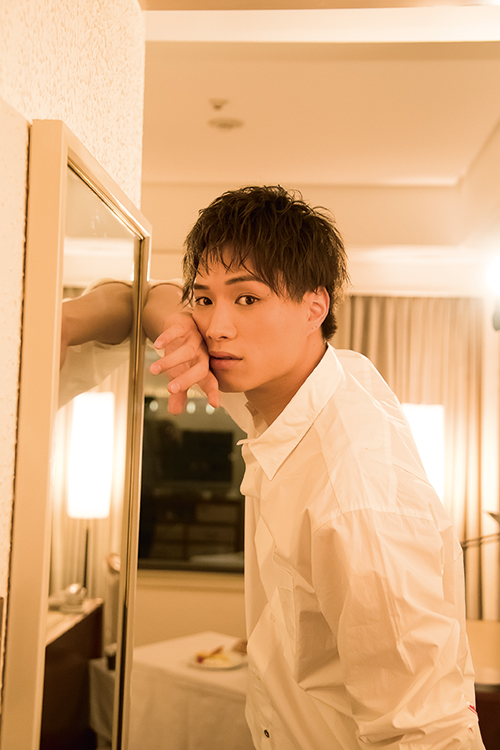 壁に手をつき、キメポーズ（撮影／川野結李歌）