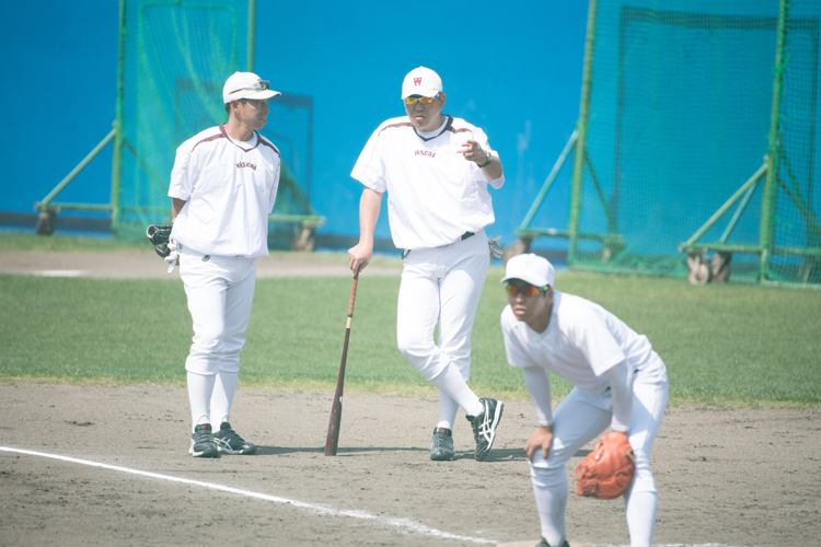 元横浜の田中浩康（左）をコーチに招聘