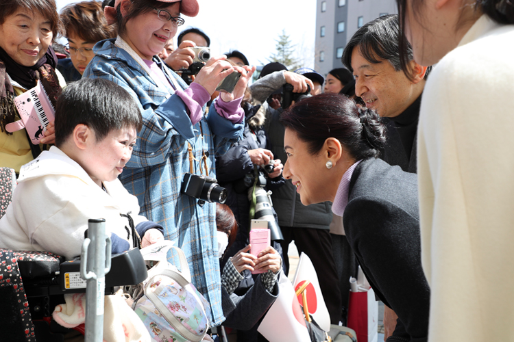 真っ先に車いすに乗った女性の元へ歩み寄られた（撮影／JMPA）