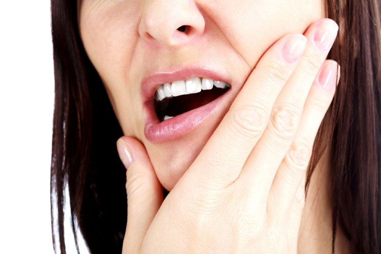 続く口内炎やのみ込みにくさは病気の可能性が（写真／アフロ）
