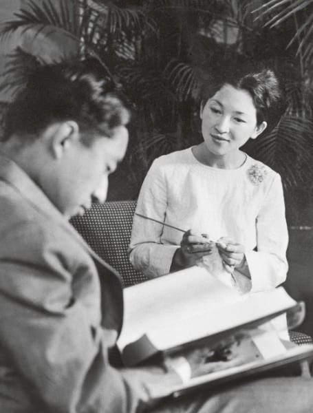 1965年、読書をする陛下の横で編み物をする美智子さま（共同通信社）