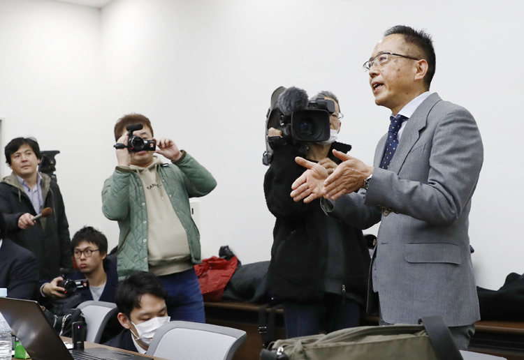 記者会見には応じないと伝える福生病院の職員（共同通信社）
