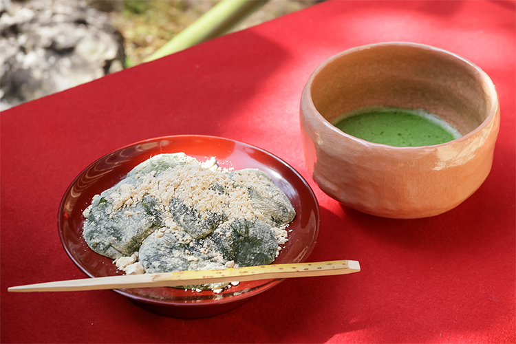抹茶と味わうつるんとした無添加わらび餅(撮影/辻村耕司)
