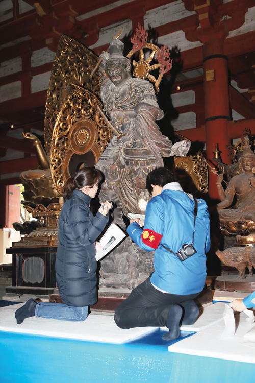 東寺職員と東京国立博物館職員による仔細な検分