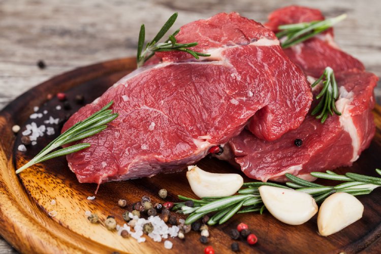 肉類の中でも鉄分が豊富な牛赤身肉（写真／アフロ）