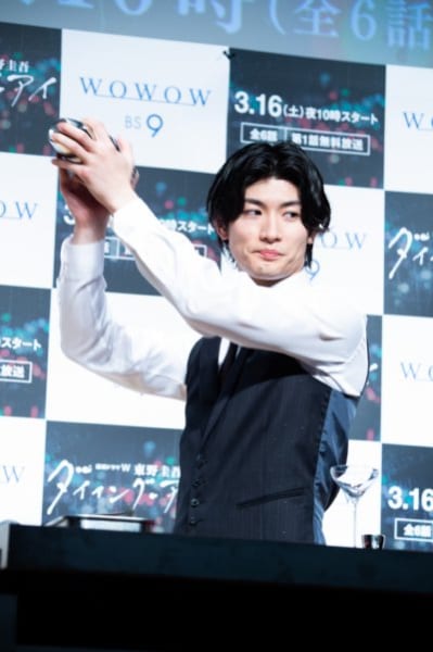 シェイカーを振る三浦春馬