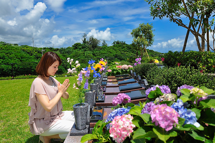『石垣メモリアルパーク』内の「花想」は、沖縄の花々に包まれた樹木葬