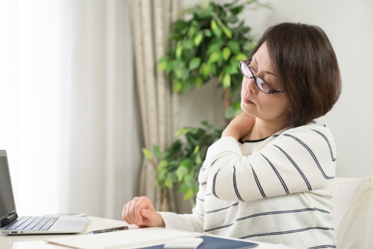 肩こりには大きな病気が潜む可能性が（写真／PIXTA）