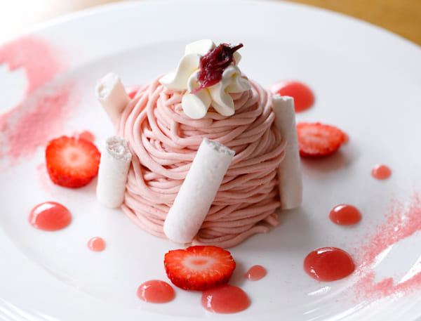 ヨックモック青山本店 BLUE BRICK LOUNGE 「桜のモンブラン」(撮影/玉井幹郎)