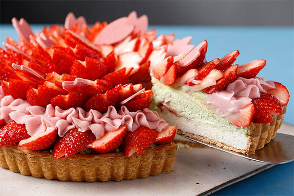 カフェコムサ 「いちごと桜のケーキ」(撮影/玉井幹郎)