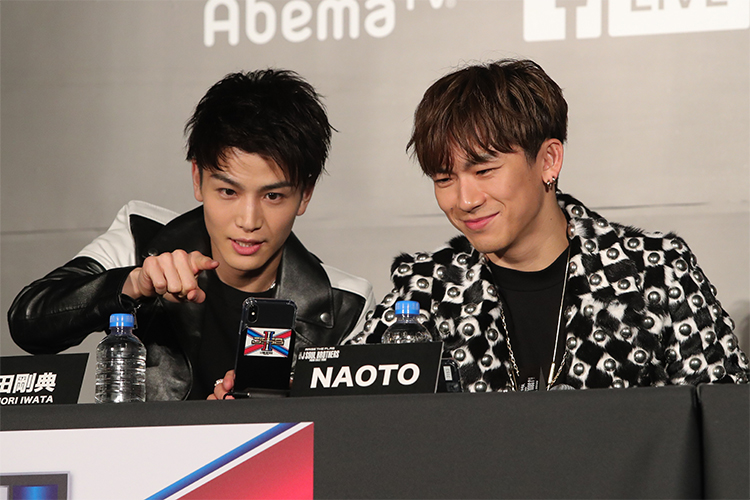 岩田剛典とNAOTOの仲良しショット（撮影／平野哲郎）
