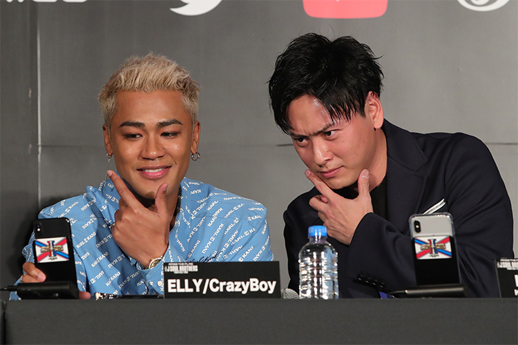 ELLY＆山下健二郎のキメポーズ！（撮影／平野哲郎）