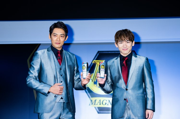 サントリー「マグナムドライ」のCMに出演する反町隆史とEXILEのNAOTO