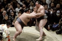 栃ノ心（右）を押し出しで破った貴景勝