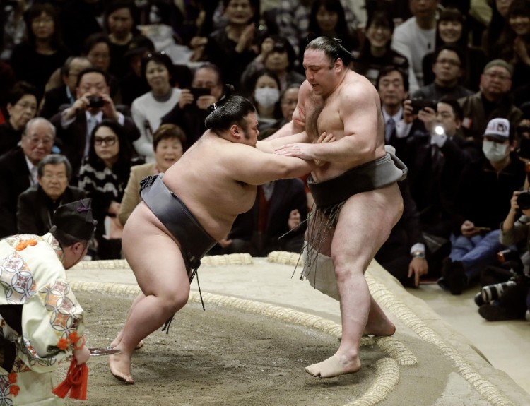 栃ノ心（右）を押し出しで破った貴景勝