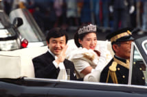 雅子さまとのご成婚パレードでは、皇居から東宮仮御所までの沿道に約19万人が詰めかけた（時事通信フォト）