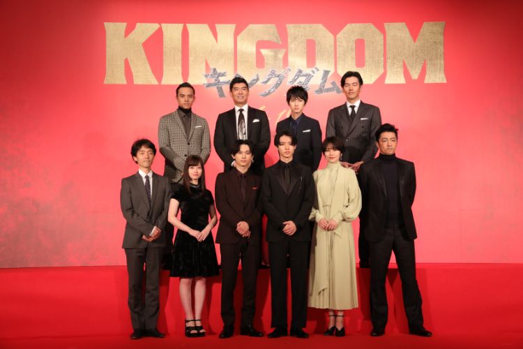 映画『キングダム』のキャストたち（前列左から4人目が主役の山崎賢人）