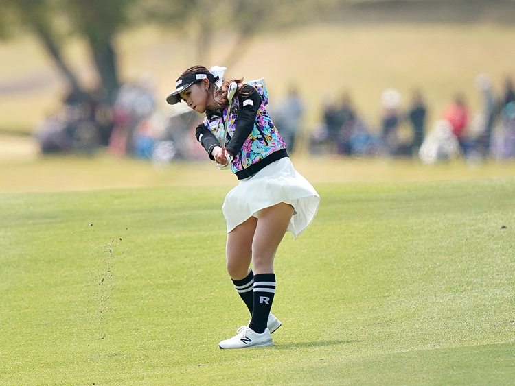 フルスイングの美人プロ・臼井麗香