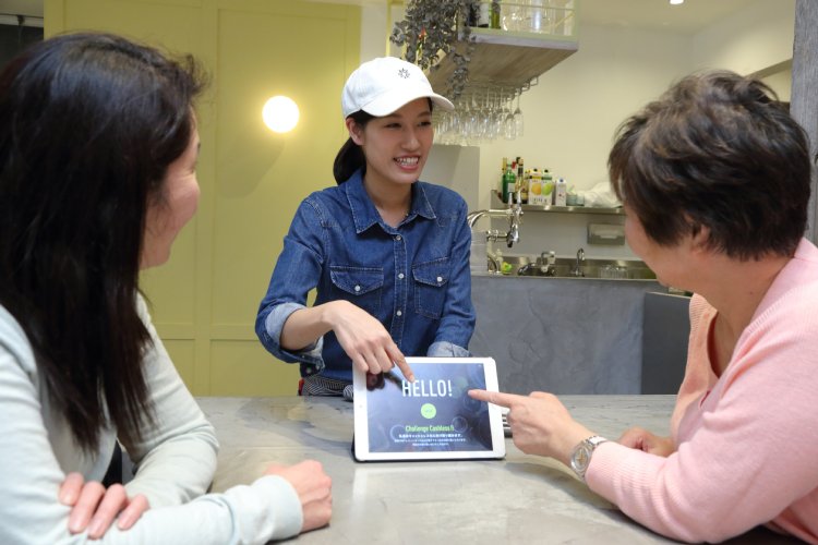 完全キャッシュレス店での飲食を初体験するオバ記者