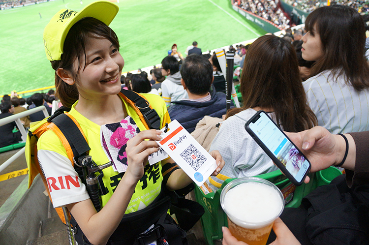 『福岡　ヤフオク！ドーム』では試合を観戦しながら、QRコード決済で、生ビールが購入できる