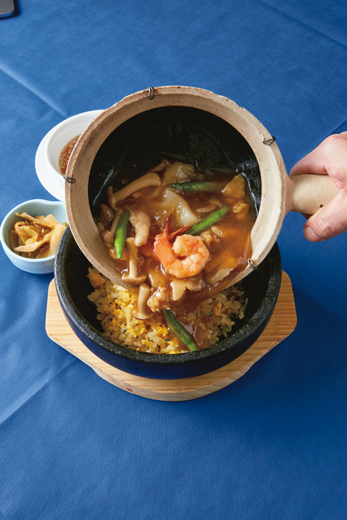 『中国料理 ジ･オーキッド』の五目あんかけチャーハン　1836円（スープ付き）