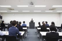 大声で絶唱、不合格者を掲出… 先輩社員たちのモーレツ「新人研修」