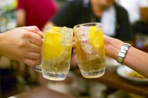 「とりあえずビール」は時代遅れ？　“いきなりハイボール”派の意見