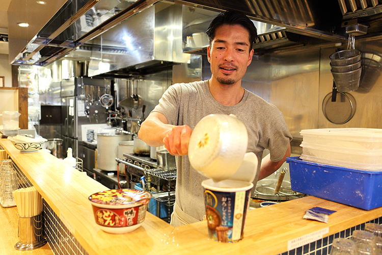 『ののくら　手打式超多加水麺』の店主・白岩蔵人さん（撮影／菅井淳子）