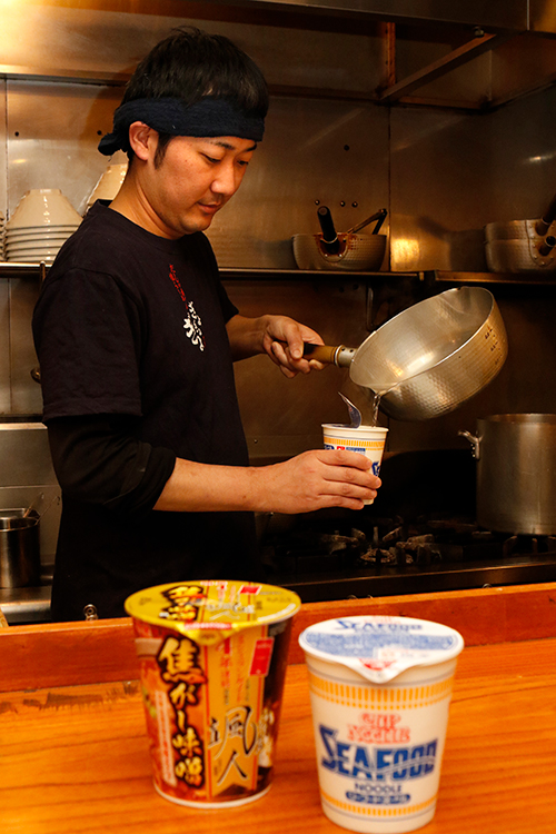 『だしが命の塩らーめん ぎょぎょぎょ』の店長・村井秀規さん（撮影／武美静香）