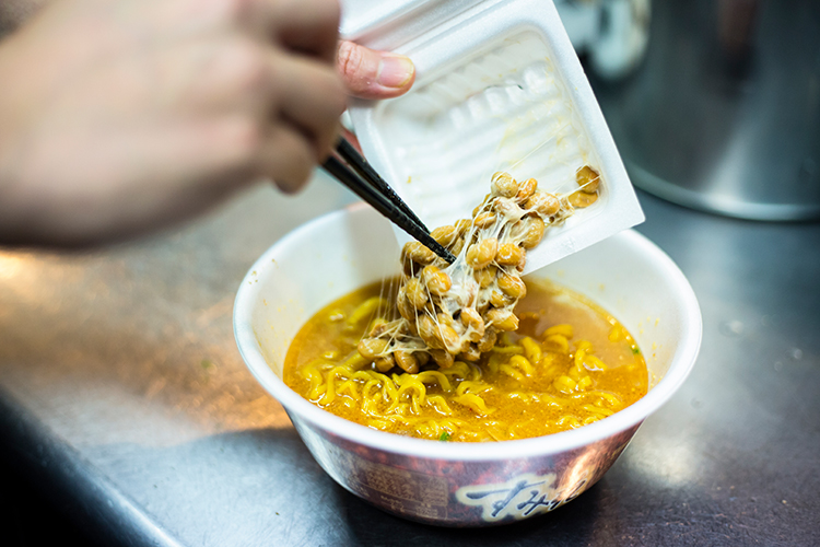 有名ラーメン店店主のカップ麺へのちょい足し みそ味に 納豆 Newsポストセブン