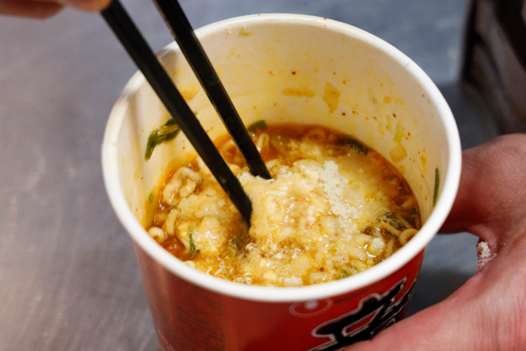 『辛ラーメン』はパルメザンチーズで辛味をまろやかに